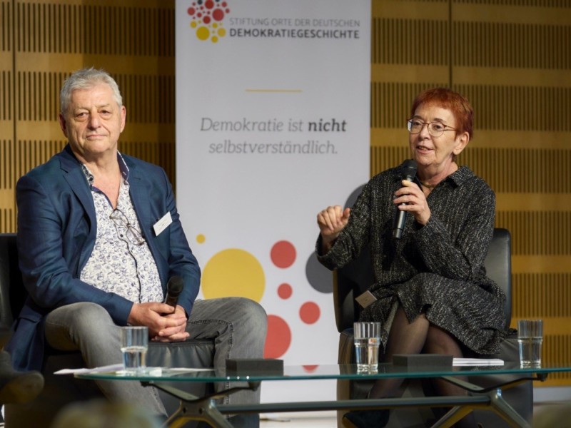 Nedim Hazar und Dr. Lale Akgün bei der Pressekonferenz der Sitftung Orte der deutschen Demokratiegeschichte, Frankfurt 2024. Foto: Alexander Paul Englert